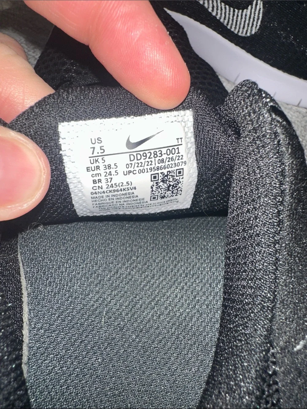 Nike Flex Experience Run 11 Black White Silver Running Shoes Women's Size 7.5 - Picture 2 of 8